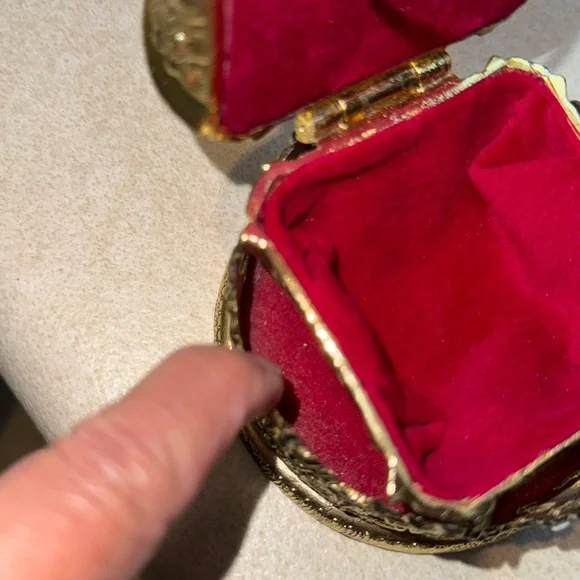 Vintage Gold Tone Crown music/trinket box - Picture 9 of 13